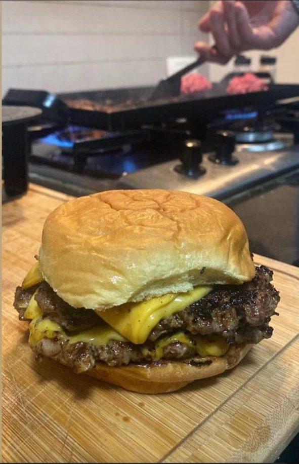 Hamburguesa recién salida de la plancha