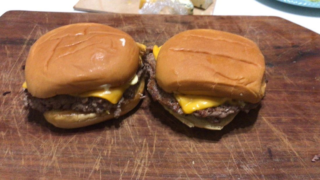Dos cheeseburgers en la tabla